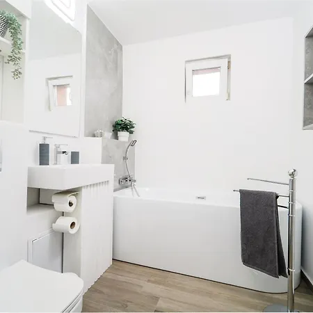 Family - Calliope - By Openhouse דירה *