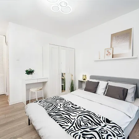 Family - Calliope - By Openhouse Apartment